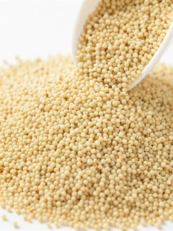 Ωμός αμάρανθος με μικροσκοπικούς κίτρινους κόκκους σε κεραμικό μπολ