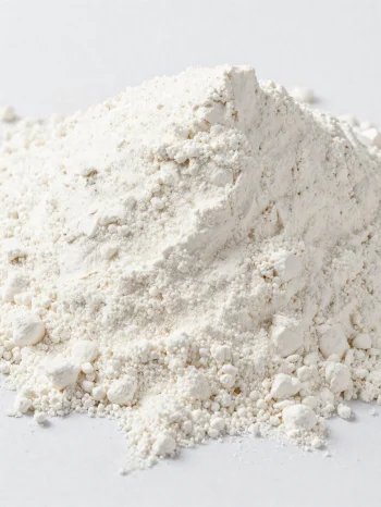 Αλεύρι καρύδας σε κεραμικό μπολ, ανοιχτόχρωμη λεπτή σκόνη σε ξύλινη επιφάνεια