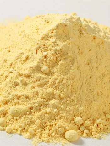 Καλαμποκάλευρο σε κεραμικό μπολ, κίτρινη σκόνη σε ξύλινη επιφάνεια