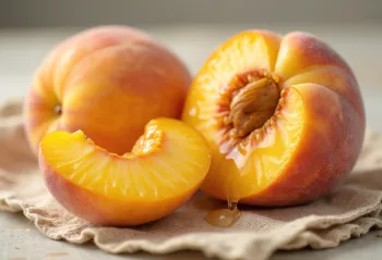 Ολόκληρα και κομμένα ροδάκινα σε ρουστίκ τραπέζι με φυσικό φως