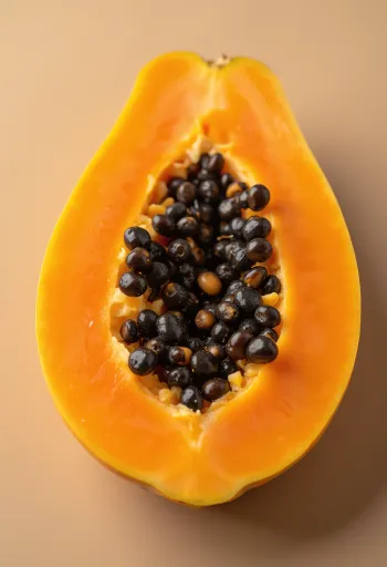 Φρέσκια παπάγια κομμένη σε φέτες με τα σπόρια της