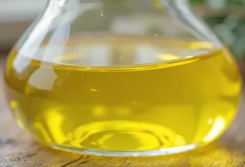 Λάδι ελαιοκράμβης σε μπουκάλι και μπολ σε φωτεινό φόντο