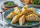 Ιαπωνικά gyoza με θαλασσινά σε ζύμη με τραγανό πάτο, γέμιση γαρίδας, σερβιρισμένα με ντιπ σάλτσας σόγιας