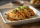 Duck gyoza σερβιρισμένα με κρέας πάπιας στυλ Πεκίνου και ντιπ σάλτσας σόγιας