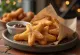 Κλασικά churros, πασπαλισμένα με ζάχαρη κανέλας, φρεσκοτηγανισμένα