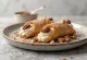 Cannoli με πεκάν και τσίλι σερβιρισμένο
