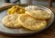 Set dosa σερβιρισμένη με ψητές πατάτες και φρέσκια τριμμένη καρύδα