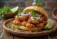 Pan con chicharrón με σάλτσα σκόρδου, τραγανό χοιρινό και φρέσκια σαλάτα
