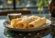 Roti Jala με γάλα καρύδας, ινδικό πιάτο roti με μοτίβο διχτυού, με ινδοκάρυδο