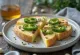 Leipäjuusto με χαλαπένιο, σοταρισμένο με φρέσκο κόλιανδρο και ελαιόλαδο, σερβιρισμένο.
