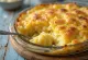 Pastel tutup με τυρί και πατάτα – ινδονησιακό ογκρατέν κοτόπουλου με λαχανικά ψημένο χρυσοκάστανο, σερβιρισμένο
