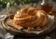 Kringle με αλεύρι ολικής άλεσης σε πλεκτό σχήμα, σερβιρισμένο ψημένο σε χρυσοκάστανο χρώμα