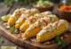 Elote με σάλτσα γιαουρτιού, φρεσκοσερβιρισμένο, με πικάντικο καλαμπόκι και παρμεζάνα.