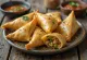 Samosa με γέμιση κοτόπουλου, σερβιρισμένη με φρέσκο κόλιανδρο