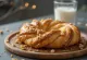 Kringle με γέμιση καραμέλας, διακοσμημένο με φιστίκια