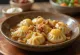 Κλασικά Pierogi, γεμιστά με ανθότυρο και τηγανητό κρεμμύδι, σερβιρισμένα