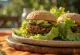 Ωμό vegan burger με φρέσκα λαχανικά