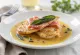 Saltimbocca με σάλτσα λευκού κρασιού, με μοσχάρι, προσούτο και φρέσκα μυρωδικά