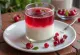 Panna cotta με ζελέ ξινών φρούτων σερβιρισμένη