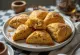 Vegan scone με κολοκύθα και κανέλα σερβιρισμένο