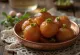 Gulab Jamun με φιστίκια, σερβιρισμένο σε σιρόπι ροδόνερου.