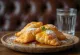 Φρέσκια, ζεστή sopaipilla σερβιρισμένη με μέλι