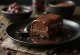 Σπιτικό παγωτό Magnum Double Chocolate με διπλή επικάλυψη σοκολάτας, σε ρουστίκ φόντο