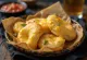Sopaipilla Νέου Μεξικού με τυρί, σερβιρισμένη με γιαούρτι