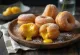 Malasada με κρέμα lilikoi (φρούτο του πάθους), χρυσοκάστανη τηγανητή ζύμη και κρέμα φρούτου του πάθους
