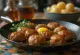 Frikadeller με χοιρινό, τηγανισμένα τραγανά και σερβιρισμένα με πουρέ πατάτας