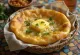 Bhature με βούτυρο, ένα μπολ με φρέσκια, τραγανή πίτα αλειμμένη με βούτυρο