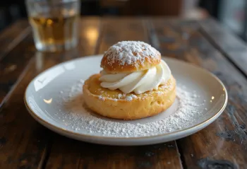 Semlor γεμιστά με κρέμα βανίλιας, με καπάκι ζύμης σαν καπέλο, σερβιρισμένα
