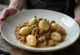 Haggis νιόκι, ένα λαχταριστό πιάτο σερβιρισμένο με κρεμώδη σάλτσα γάλακτος και φρέσκο δεντρολίβανο