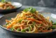 Japchae με λαχανικά σερβιρισμένο με noodles γλυκοπατάτας και λαχανικά