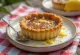 Treacle tart με γέμιση καραμέλας, κομμένο σε φέτες, σερβιρισμένο με φρέσκο σιρόπι καραμέλας