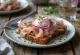 Smørrebrød με ρέγγα και κρεμμύδι σερβιρισμένο με φρέσκο μαϊντανό