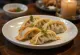 Κλασικά ιαπωνικά gyoza με χρυσοκαφέ τραγανή βάση