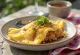 Miso omurice σε μπολ, γαρνιρισμένο με σουσάμι και φρέσκο κρεμμυδάκι