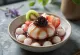 Anmitsu με shiratama dango, σερβιρισμένο με φρέσκα φρούτα