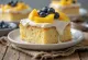 Tres leches με φρούτα σερβιρισμένο, διακοσμημένο με φρέσκα μούρα και μάνγκο