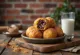 Bolinho de chuva με σοκολάτα, σοκολατένιο ντόνατ πασπαλισμένο με κανέλα και ζάχαρη