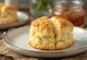 Κλασικό scone, σερβιρισμένο με φρέσκο τσάι, μαλακό και χρυσοκαστανό