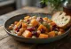 Puchero vegano σερβιρισμένο, διακοσμημένο με φρέσκο μαϊντανό