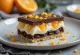 Παγωτό Viennetta Πορτοκάλι Σοκολάτα σερβιρισμένο με στρώσεις πορτοκαλιού και τραγανή σοκολάτα