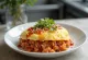 Μπολ Omurice με σουσάμι, με μαλακή ομελέτα και πικάντικο ρύζι.