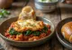 Parmigiana με ψητό σπανάκι, στρώσεις μελιτζάνας και σάλτσα ντομάτας, ψημένη με τυριά