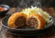 Katsu Menchi, τραγανό παναρισμένο μπιφτέκι με σάλτσα tonkatsu