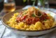 Κλασικό Koshari, αιγυπτιακό πιάτο με ρύζι, φακές και κοφτό μακαρονάκι, σε πλούσια σάλτσα ντομάτας