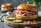 Bagel με καπνιστό κρέας και τυρί κρέμα, διακοσμημένο με φρέσκο μαϊντανό