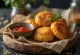 Κεφτέδες Akara σερβιρισμένοι με σάλτσα ντομάτας, γαρνιρισμένοι με φρέσκο κόλιανδρο